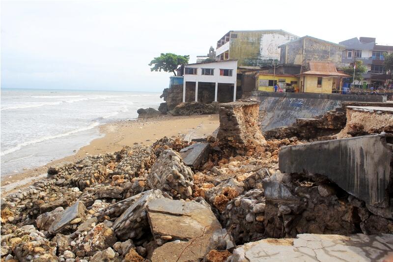 Pesisir Pantai Kupang Porak-Poranda Dihantam Gelombang