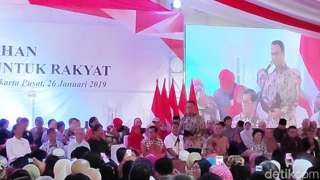 Jokowi Bagi 30 Ribu Sertifikat, Anies: Program Nyata Dirasakan Warga