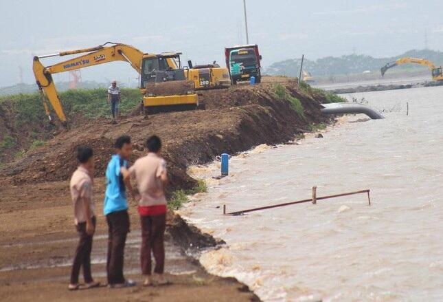 Tanggul Lumpur di Sidoarjo Hampir Meluber