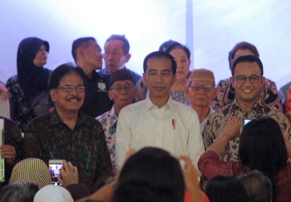 Jokowi Bagi 30 Ribu Sertifikat, Anies: Program Nyata Dirasakan Warga
