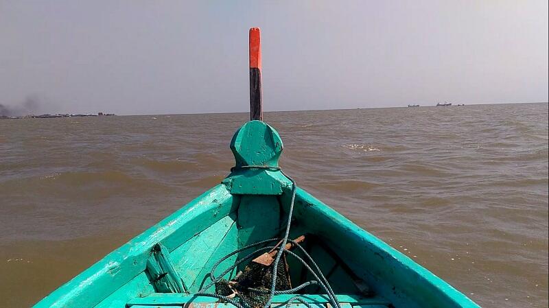 Mengarungi Laut Jawa Dengan Perahu Nelayan