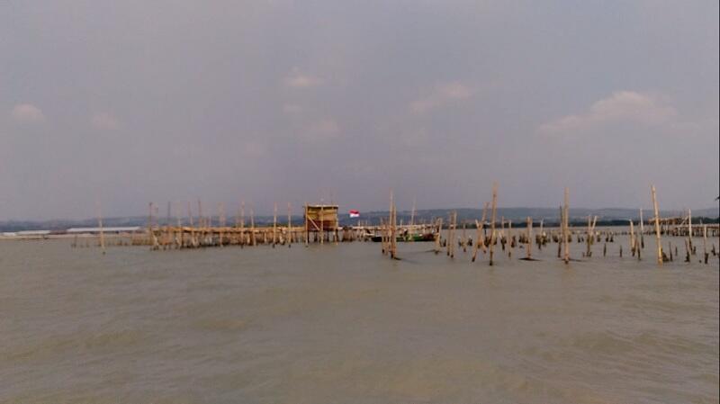 Mengarungi Laut Jawa Dengan Perahu Nelayan