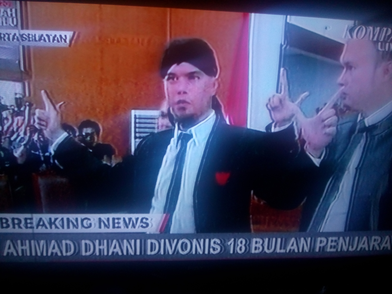 Ahmad Dhani di VONIS 18 Bulan PENJARA !!!