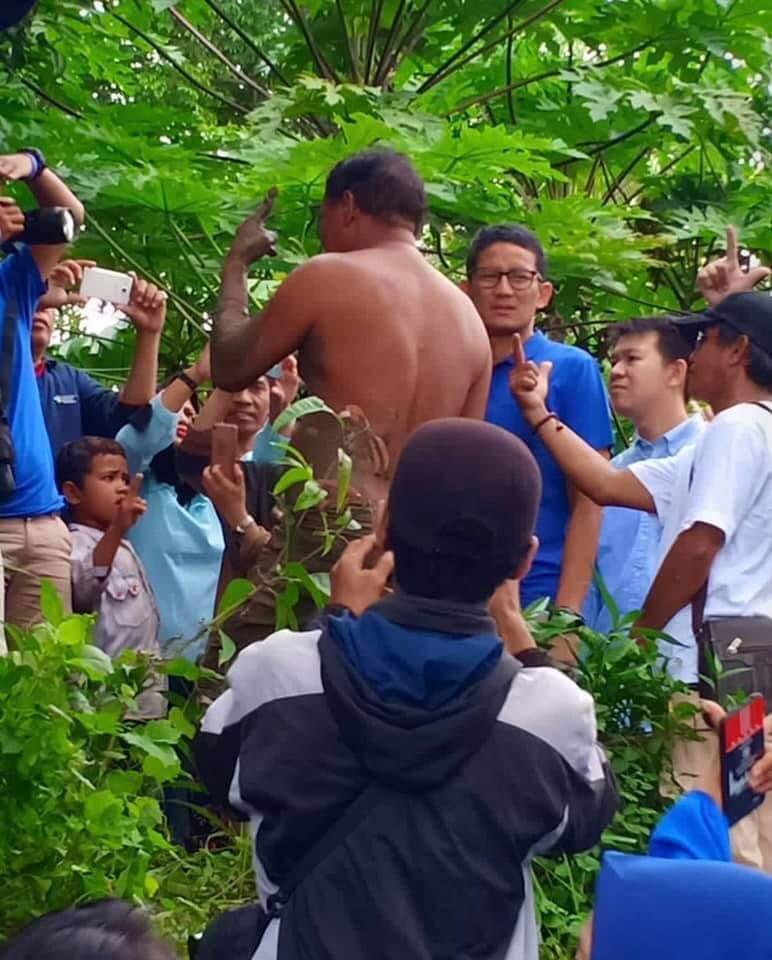 Cawapres 02 Sandiaga Uno Kunjungi Korban Banjir Makasar