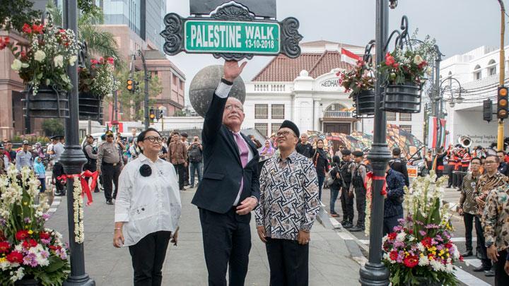 Kisah Palestine Walk di Kawasan Alun-alun Bandung