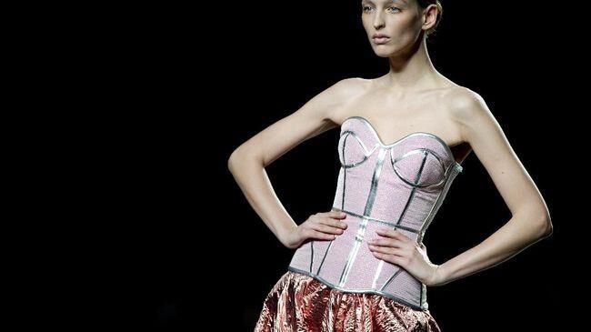 Korset Unik Ini Bisa Sembunyikan Senjata Api Sis!