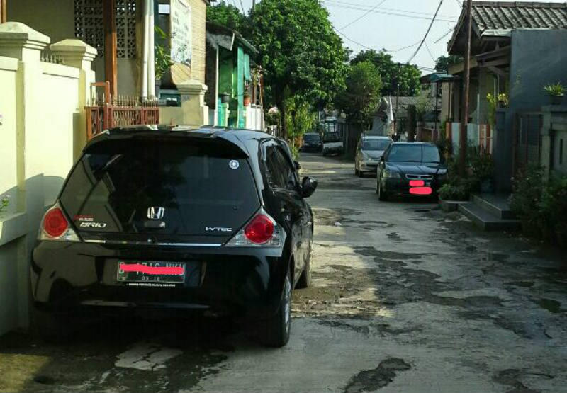 FENOMENA! &quot;Punya Mobil Ga Punya Garasi&quot;? Parkir Sembarangan Bikin Sewot Tetangga!