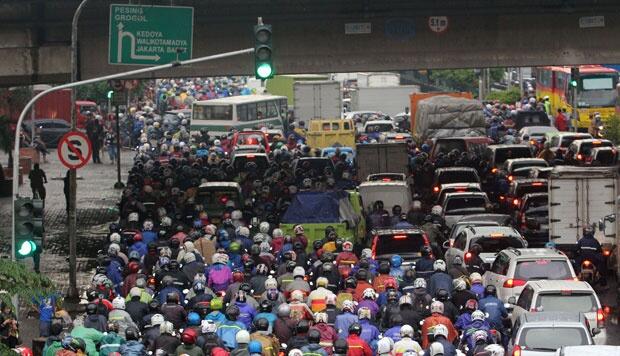 FENOMENA! &quot;Punya Mobil Ga Punya Garasi&quot;? Parkir Sembarangan Bikin Sewot Tetangga!