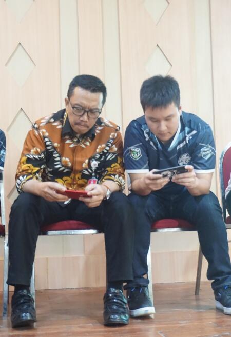 Menpora 'Mabar' AOV di Launching Fruit Tea Youth National Esport Championship 2019