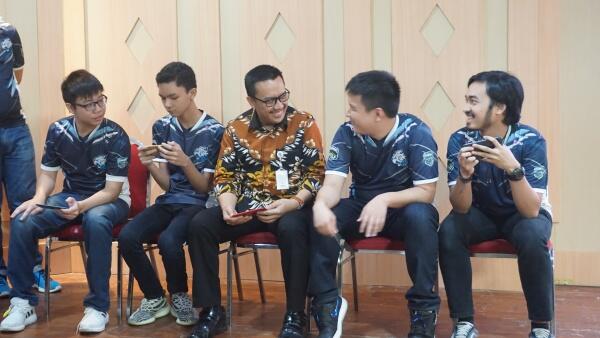 Menpora 'Mabar' AOV di Launching Fruit Tea Youth National Esport Championship 2019