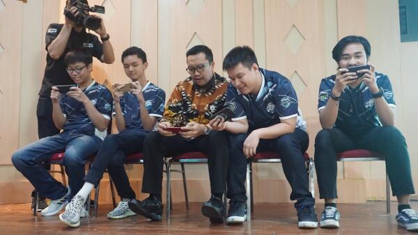 Menpora 'Mabar' AOV di Launching Fruit Tea Youth National Esport Championship 2019