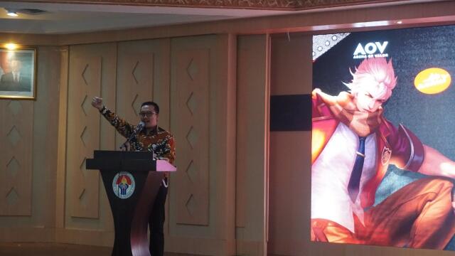 Menpora 'Mabar' AOV di Launching Fruit Tea Youth National Esport Championship 2019
