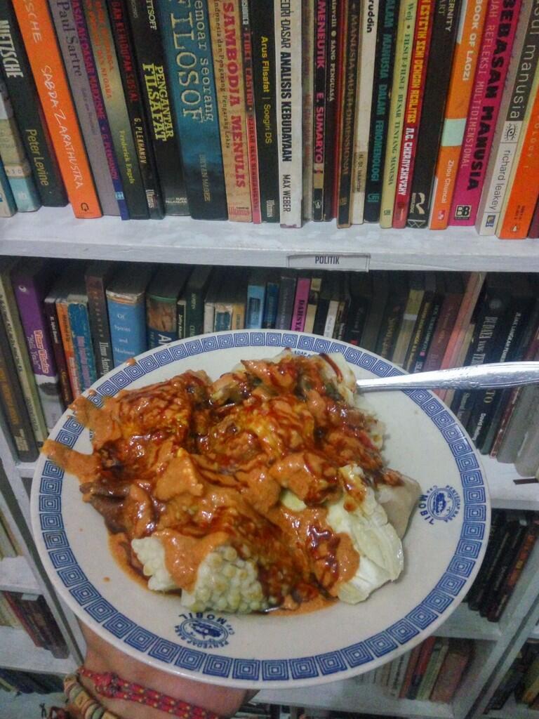 Penjaja Baso Tahu di Sore Kompleks Pasir Jaya