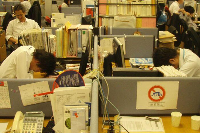 Mengenal Karoshi, Fenomena Gila Kerja yang Memicu Kematian di Jepang!