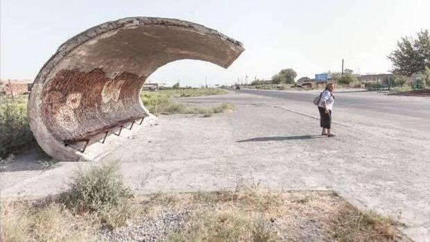 Potret Halte Bus Peninggalan Uni Soviet Yang Aneh Dan Unik