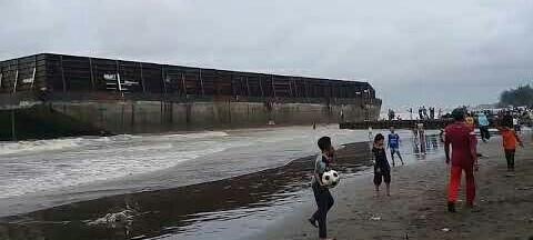 Misteri Kapal Raksasa Tanpa Awak yang Terdampar di Pantai Makam Keramat