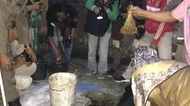 Pedagang Sate di Padang Buang Daging Babi Saat Diperiksa Tim Gabungan