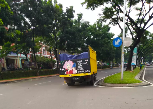 Incredible Woman -- Emak-Emak Street Rider
