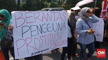 Emak-emak Gelar Aksi #SaveVanessa di Polda Jatim