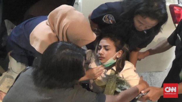 Emak-emak Gelar Aksi #SaveVanessa di Polda Jatim