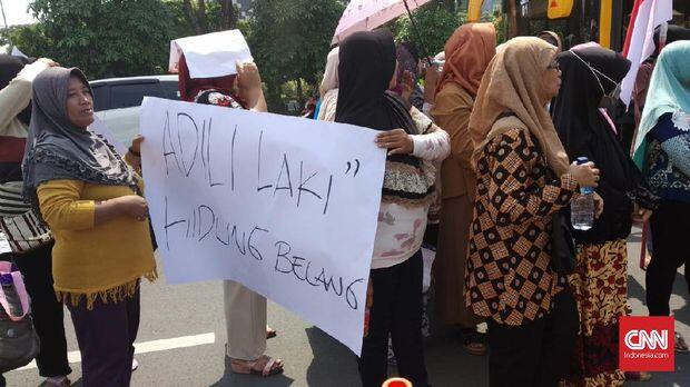 Emak-emak Gelar Aksi #SaveVanessa di Polda Jatim