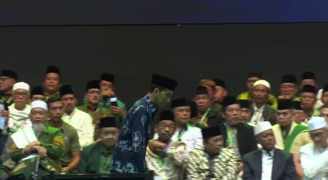 Saat Jokowi Jalan Menunduk di Depan Puluhan Kiai NU