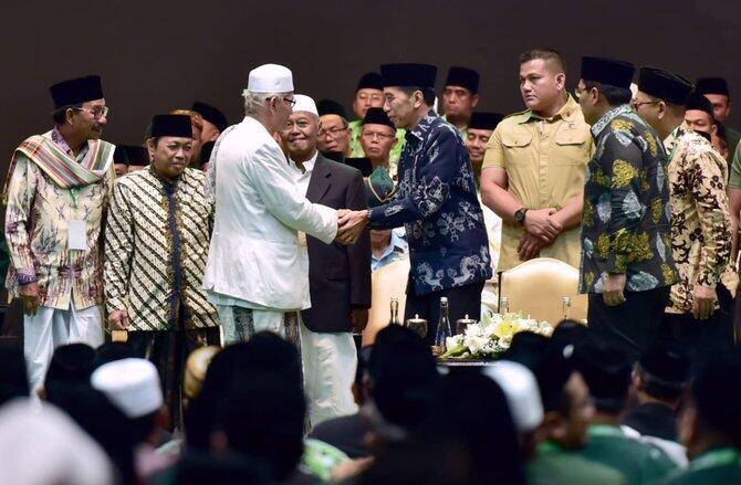 Saat Jokowi Jalan Menunduk di Depan Puluhan Kiai NU