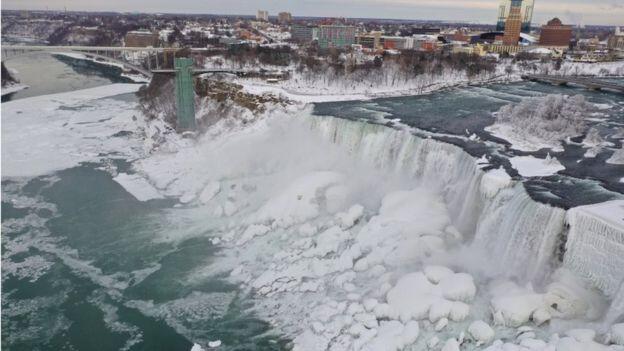 Amerika Dilanda Polar Vortex, Air Terjun Niagara pun Beku