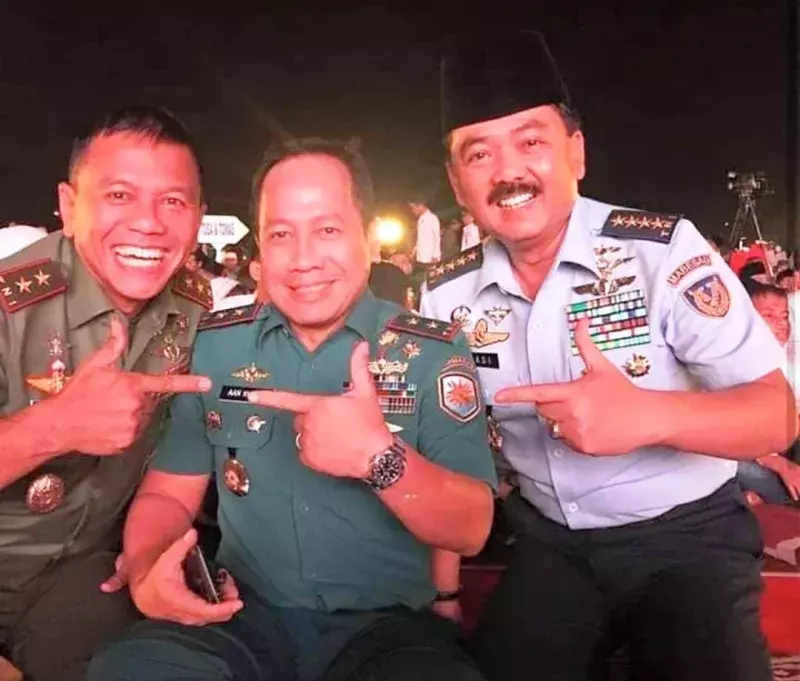 Beredar Foto TNI-Polri Salam Dua Jari, Ini Fakta Sebenarnya!