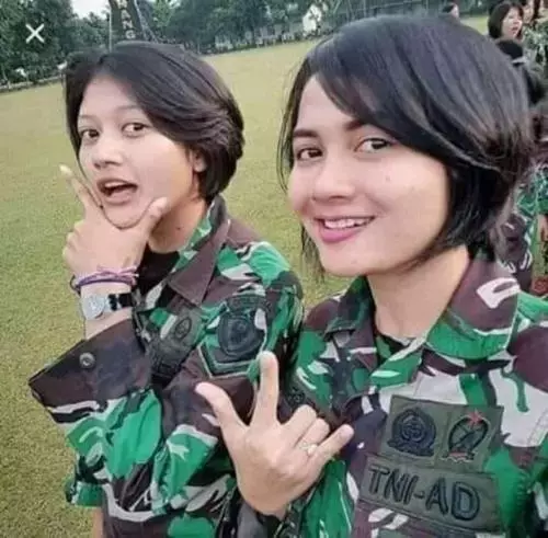 Beredar Foto TNI-Polri Salam Dua Jari, Ini Fakta Sebenarnya!