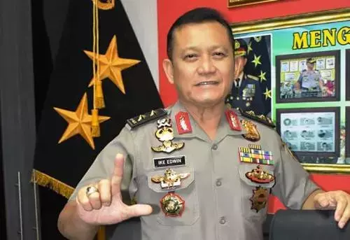 Beredar Foto TNI-Polri Salam Dua Jari, Ini Fakta Sebenarnya!