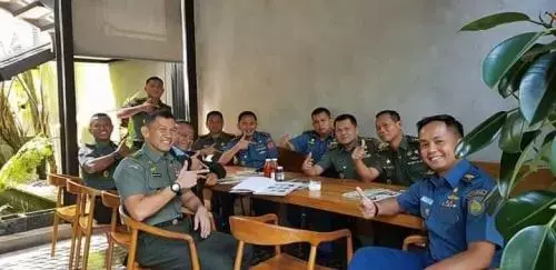 Beredar Foto TNI-Polri Salam Dua Jari, Ini Fakta Sebenarnya!