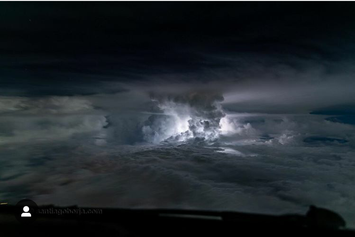 Potret Badai Dari Seorang Pilot Yang Menakjubkan Dan Menyeramkan