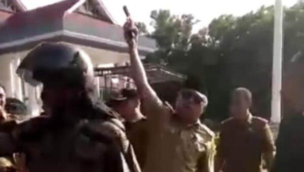 Video Viral Bupati Konawe Acungkan Pistol Bakal Basmi TKA Cina 