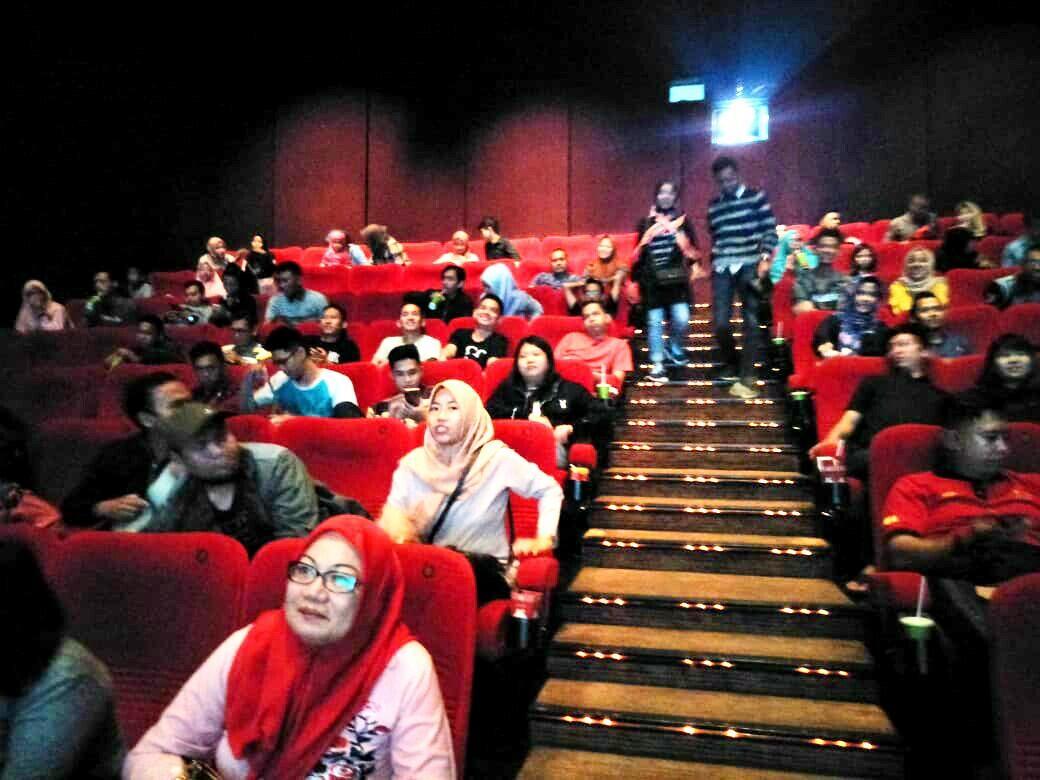 Momen Kocak Nobar Film 'Terlalu Tampan' di Palembang