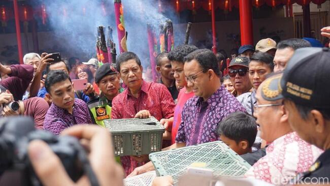 Tradisi Buang Sial, Anies Lepas Burung Pipit di Vihara Dharma Bakti