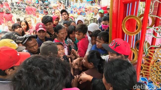 Berebut Berkah di Kelenteng Hok Lay Kiong Bekasi: Koh...Angpao Koh!