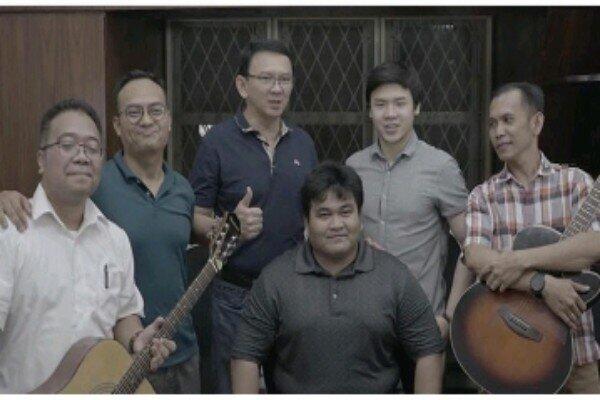 Ahok Mau jadi Pemain Band?