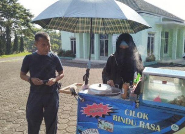 Pedagang Cilok Bercadar di Ciamis Dapat Beasiswa 100 Persen dari Garbi