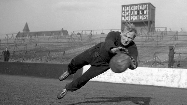 Bert Trautmann, Kiper yang Pernah Bermain dengan Leher Patah