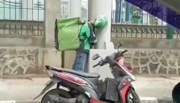 Tertidur di Bawah Fly Over Saat Berteduh, Bang Ojol Ini Bikin Terharu