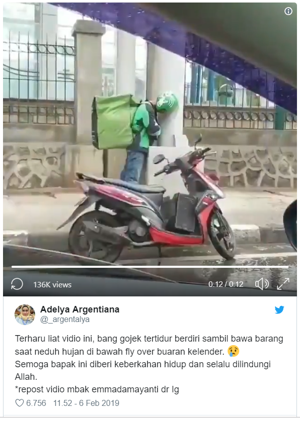 Tertidur di Bawah Fly Over Saat Berteduh, Bang Ojol Ini Bikin Terharu