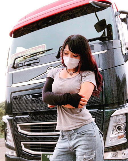 Rino Sasaki - Si Supir Truk Cantik Dari Jepang (17+)
