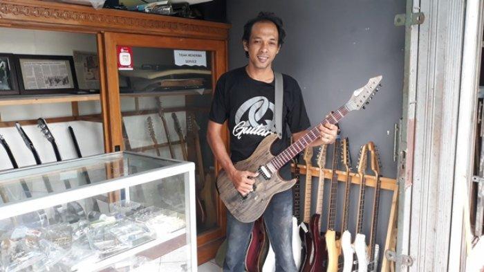 Berawal Orangtua Tak Membelikan Gitar, Oox Buat Gitar Sendiri, Balawan dan Stevi Item