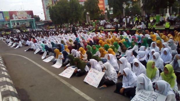 Demo Protes Puisi Fadli Zon, Massa Santri Tumplek Blek di Alun-alun Kudus