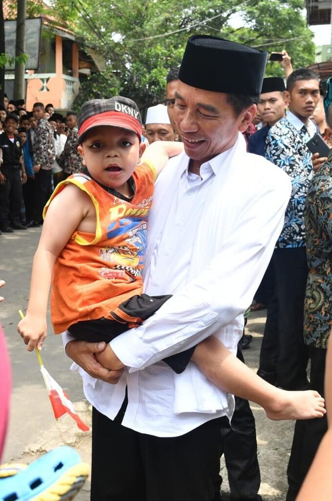 Saat Anak Berkebutuhan Khusus Panggil dan Peluk Jokowi