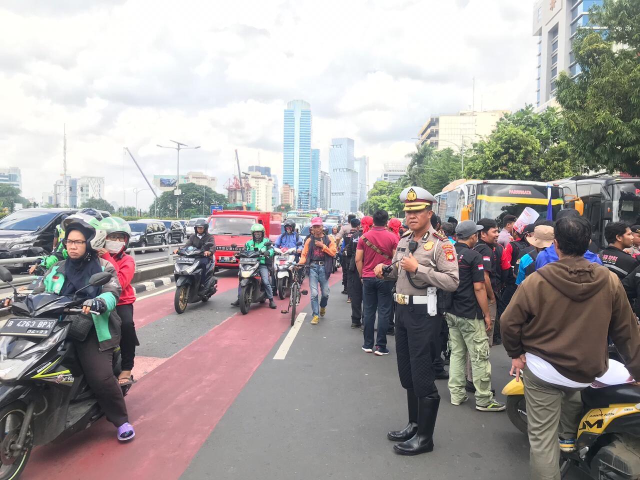 Aksi Terobos Tol,saat karyawan demo ke kemenaker Padahal Motor Masuk Tol Baru Wacana