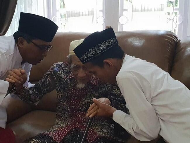 Potret Ustaz Abdul Somad Sowan ke Mbah Moen