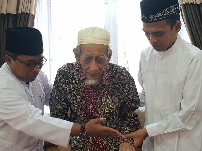 Potret Ustaz Abdul Somad Sowan ke Mbah Moen