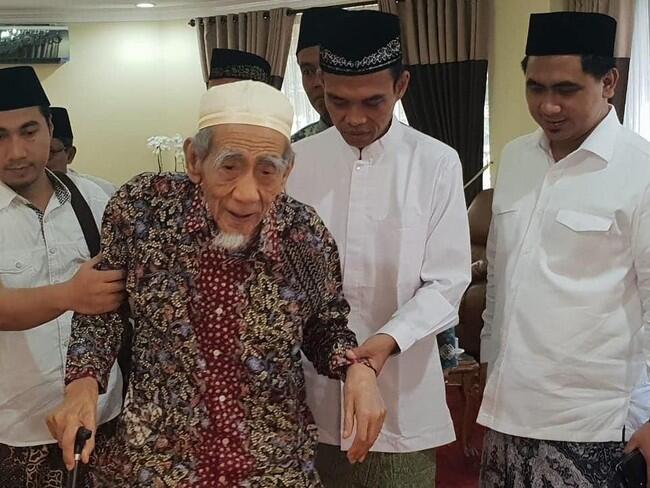 Potret Ustaz Abdul Somad Sowan ke Mbah Moen